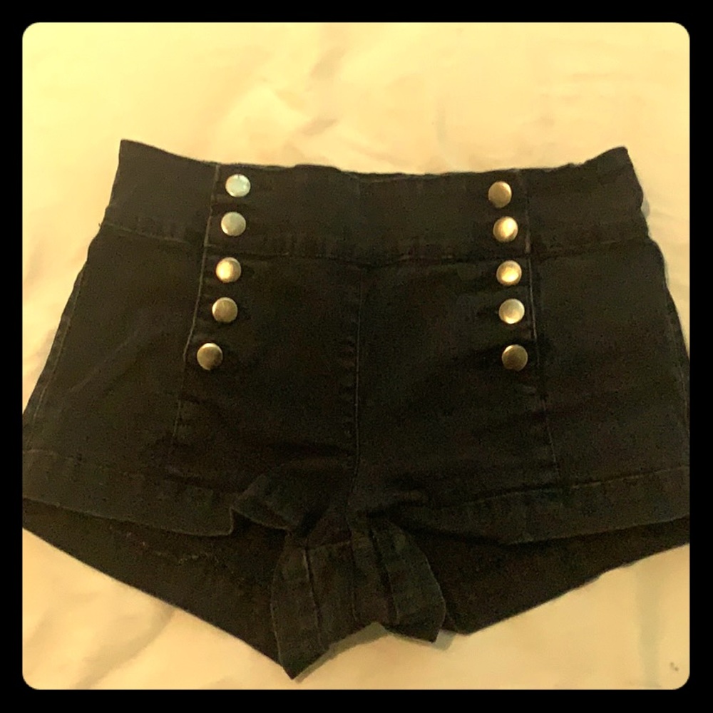 Black shorts (women’s)